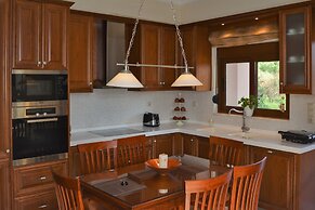 Private Pool Luxurious Villa with Parking & BBQ