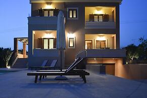 Private Pool Luxurious Villa with Parking & BBQ