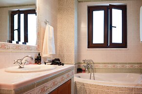 Private Pool Luxurious Villa with Parking & BBQ