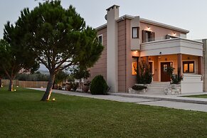 Private Pool Luxurious Villa with Parking & BBQ