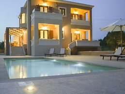 Private Pool Luxurious Villa with Parking & BBQ