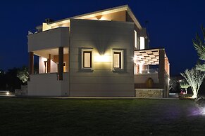 Private Pool Luxurious Villa with Parking & BBQ