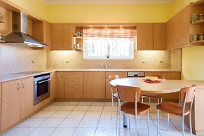 Relaxing Family Home near Beaches