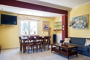 Relaxing Family Home near Beaches