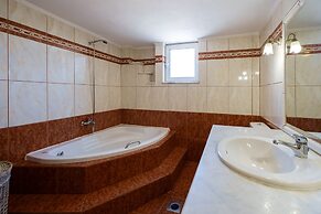 Relaxing Family Home near Beaches