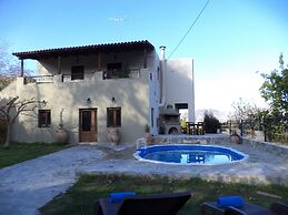 Rural Spacious Villa with Pool at Central Crete