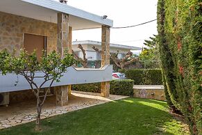 Spacious home with garden in Marathonas