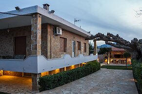 Spacious home with garden in Marathonas