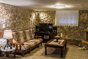 Spacious home with garden in Marathonas