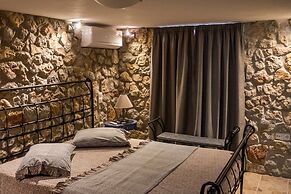 Spacious home with garden in Marathonas