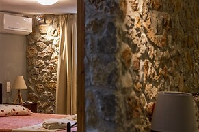 Spacious home with garden in Marathonas