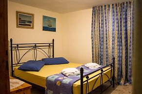 Spacious home with garden in Marathonas