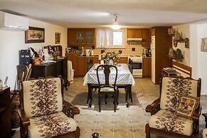 Spacious home with garden in Marathonas