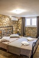 Spacious home with garden in Marathonas