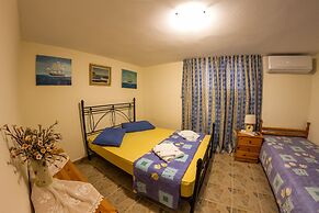 Spacious home with garden in Marathonas