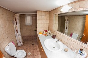 Spacious home with garden in Marathonas