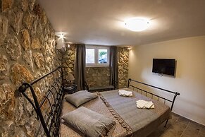 Spacious home with garden in Marathonas