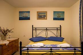 Spacious home with garden in Marathonas