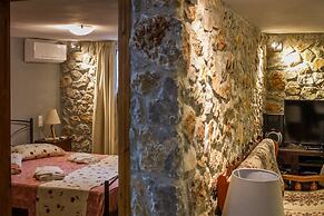 Spacious home with garden in Marathonas