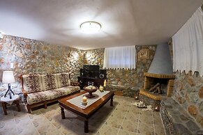 Spacious home with garden in Marathonas