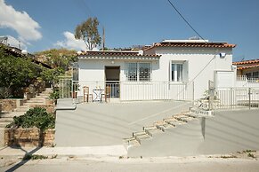 Splendid Views from a Cozy Cottage with a Garden Terrace