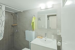 Splendid Views from a Cozy Cottage with a Garden Terrace