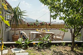 Splendid Views from a Cozy Cottage with a Garden Terrace