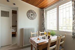 Splendid Views from a Cozy Cottage with a Garden Terrace