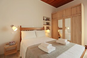 Splendid Views from a Cozy Cottage with a Garden Terrace