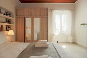 Splendid Views from a Cozy Cottage with a Garden Terrace