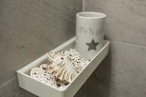 Splendid Views from a Cozy Cottage with a Garden Terrace