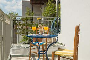 Splendid Views from a Cozy Cottage with a Garden Terrace