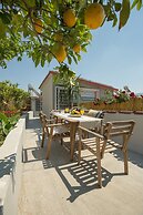 Splendid Views from a Cozy Cottage with a Garden Terrace