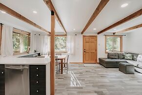 48sl - Hot Tub - Pets Ok - Wifi - Wood Stove - Sleeps 5 3 Bedroom Home