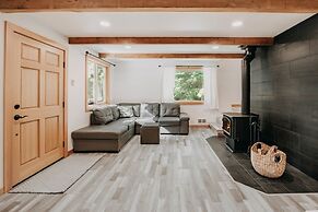 48sl - Hot Tub - Pets Ok - Wifi - Wood Stove - Sleeps 5 3 Bedroom Home