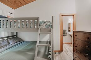 48sl - Hot Tub - Pets Ok - Wifi - Wood Stove - Sleeps 5 3 Bedroom Home