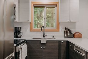 48sl - Hot Tub - Pets Ok - Wifi - Wood Stove - Sleeps 5 3 Bedroom Home