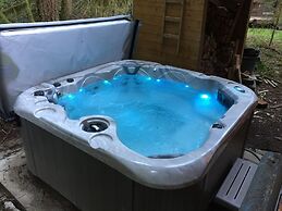 48sl - Hot Tub - Pets Ok - Wifi - Wood Stove - Sleeps 5 3 Bedroom Home