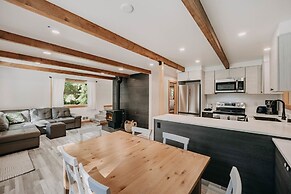 48sl - Hot Tub - Pets Ok - Wifi - Wood Stove - Sleeps 5 3 Bedroom Home