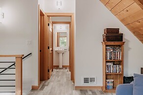 48sl - Hot Tub - Pets Ok - Wifi - Wood Stove - Sleeps 5 3 Bedroom Home