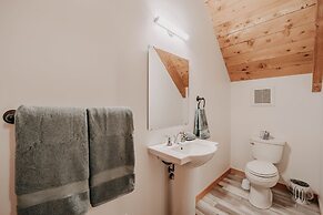 48sl - Hot Tub - Pets Ok - Wifi - Wood Stove - Sleeps 5 3 Bedroom Home