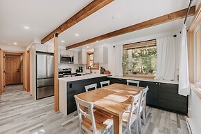 48sl - Hot Tub - Pets Ok - Wifi - Wood Stove - Sleeps 5 3 Bedroom Home