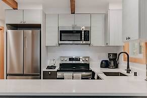 48sl - Hot Tub - Pets Ok - Wifi - Wood Stove - Sleeps 5 3 Bedroom Home