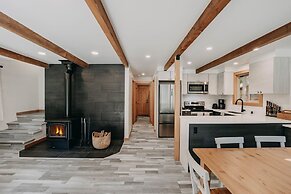 48sl - Hot Tub - Pets Ok - Wifi - Wood Stove - Sleeps 5 3 Bedroom Home