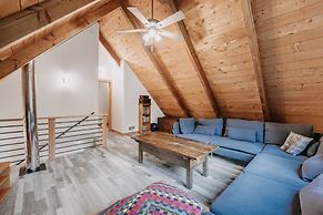 48sl - Hot Tub - Pets Ok - Wifi - Wood Stove - Sleeps 5 3 Bedroom Home