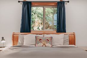 48sl - Hot Tub - Pets Ok - Wifi - Wood Stove - Sleeps 5 3 Bedroom Home