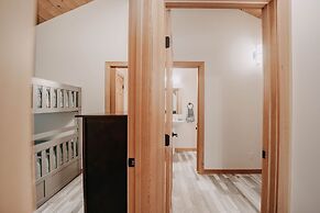 48sl - Hot Tub - Pets Ok - Wifi - Wood Stove - Sleeps 5 3 Bedroom Home