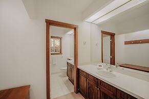 15mbh - Amazing Mountain Views - Hot Tub - Pets Ok 3 Bedroom Home by R