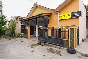 SPOT ON 1842 Cevilla Bnb Residence Syariah