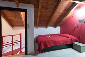 Thomis Beach Family Home Near the Sea